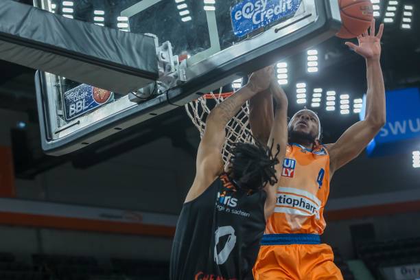 她以强劲的 她以强劲的